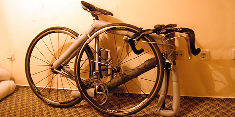 Велосипед, упакованный под мягкий одноколесный чехол.
